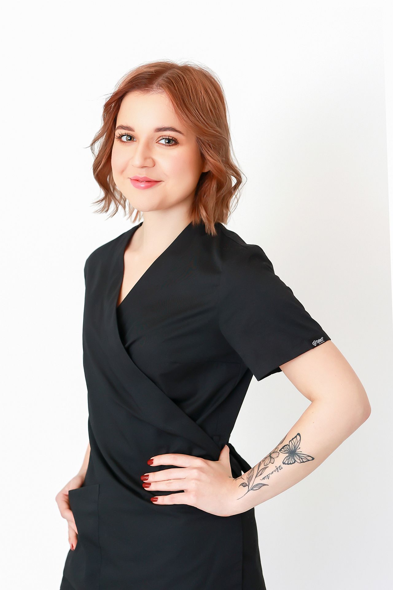 Kosmetolog Aleksandra Nowak absolwentka kosmetologii Collegium Medicum Krakowskiej Akademii im. Andrzeja Frycza Modrzewskiego. Do głównych zainteresowań należy makijaż permanentny, zabiegi pielęgnacyjne i lecznicze skóry oraz tworzenie spersonalizowanych beauty planów. Prywatnie fascynuje się kulturą azjatycką, podróżami i kinematografią.